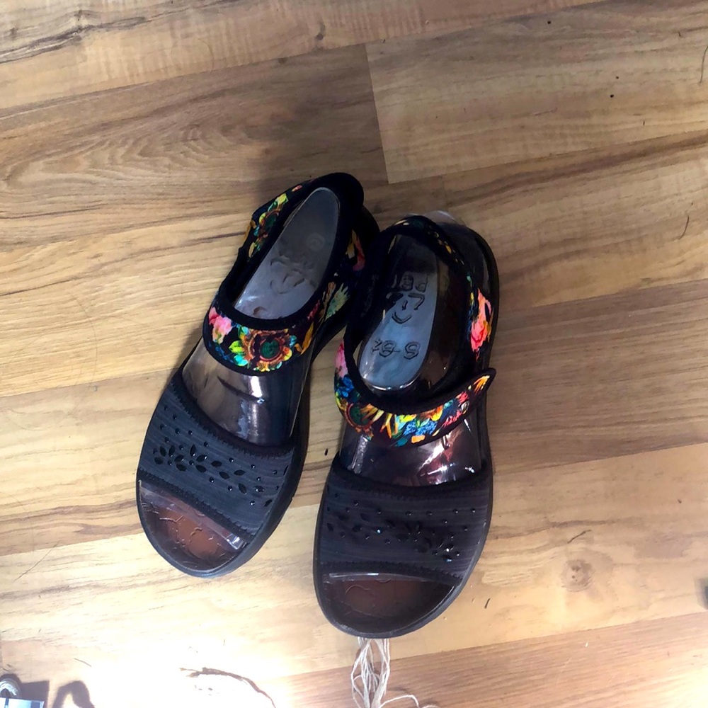 Bzees jemma black floral strap wedge sandals